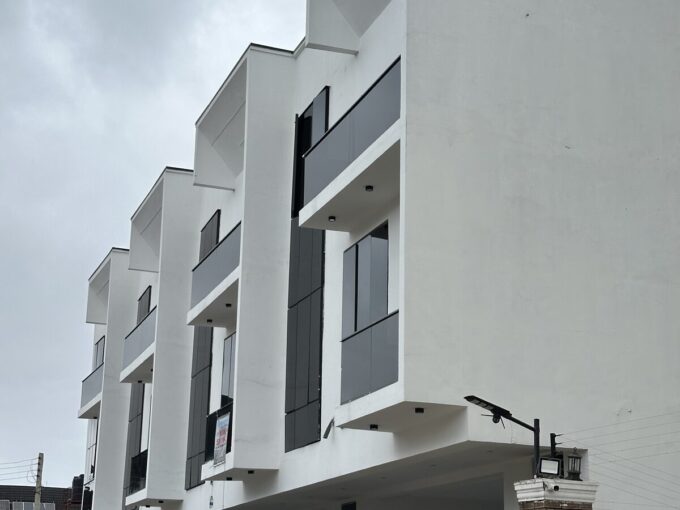 White Terrace Building, Ago Okota